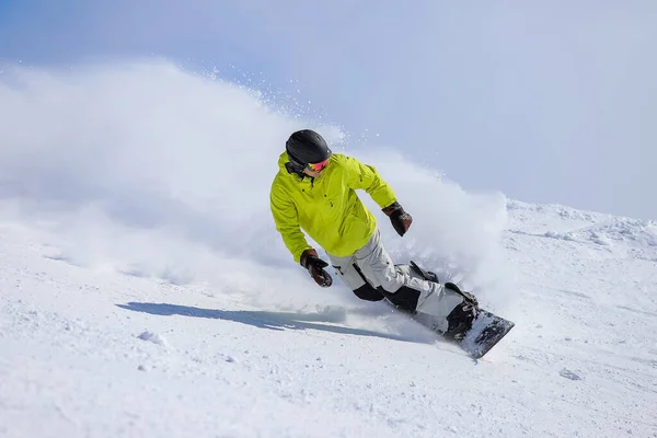 Сніговик Гальмує Створює Хмару Снігу Горах Спортсмен Їде Сноуборді Гудаурі — стокове фото