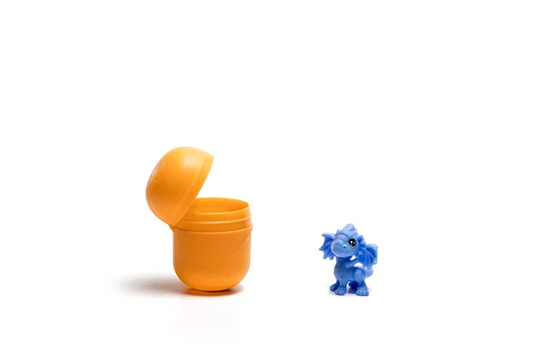 Іграшковий Синій Дракон Кіндера Поруч Відкритим Жовтим Яйцем Білому Тлі Ліцензійні Стокові Зображення