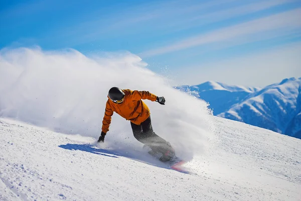 Snowboarder Frenando Haciendo Una Nube Nieve Montaña Deportista Montando Snowboard Fotos de stock libres de derechos