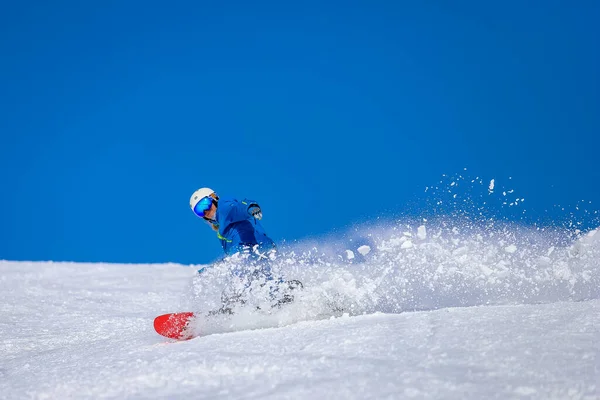 Snowboarder Remmen Het Maken Van Een Wolk Van Sneeuw Berg Stockafbeelding
