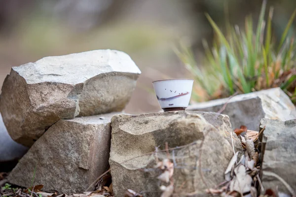 Sebuah Cangkir Biru Untuk Upacara Teh Berdiri Atas Batu Dengan — Stok Foto
