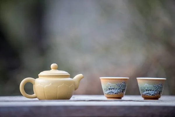 กาน าชาส เหล องและสองถ วยส าหร ชงชาบนโต ะไม — ภาพถ่ายสต็อก