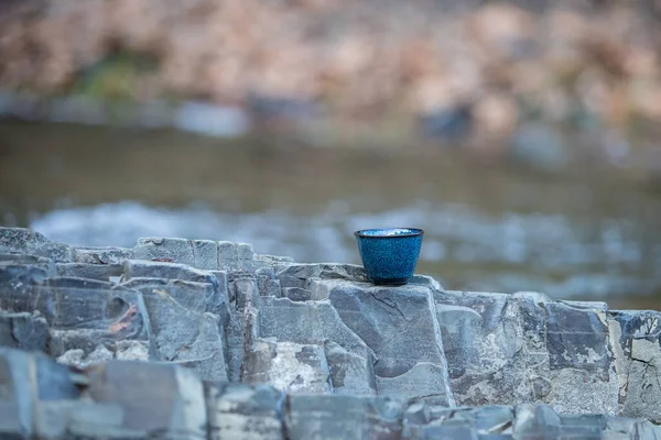 Sebuah Cangkir Biru Untuk Upacara Minum Teh Berdiri Atas Batu — Stok Foto