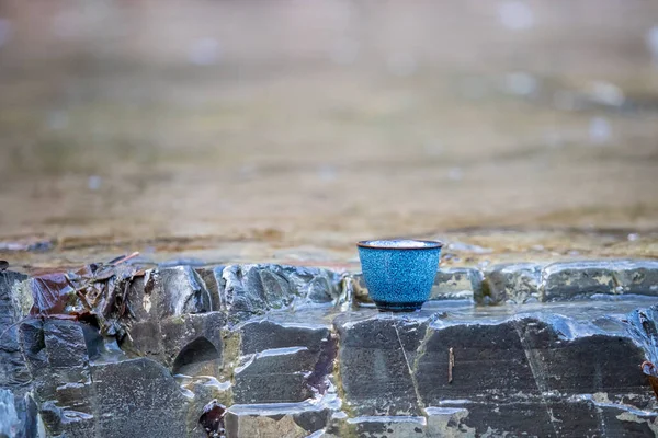 Sebuah Cangkir Biru Untuk Upacara Minum Teh Berdiri Atas Batu — Stok Foto
