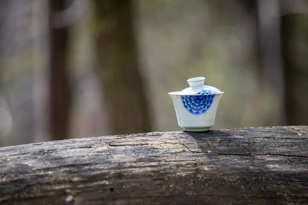 Hermoso Gaiwan Para Ceremonia China Con Patrón Madera Azul Imagen de archivo