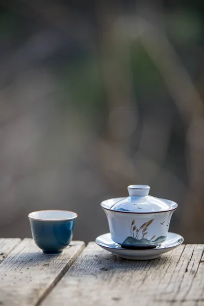 Hermoso Gaiwan Para Ceremonia China Junto Una Taza Una Mesa Fotos de stock libres de derechos