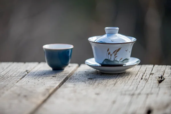 Hermoso Gaiwan Para Ceremonia China Junto Una Taza Una Mesa Imagen de archivo