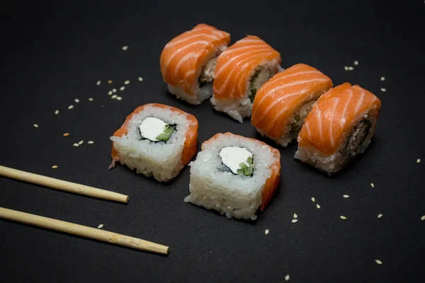 Sushi Cocina Japonesa Sobre Fondo Negro Imagen de stock