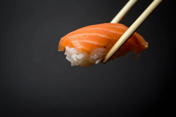 Nigiri Sushi Somon Fundal Negru Fotografie de stoc