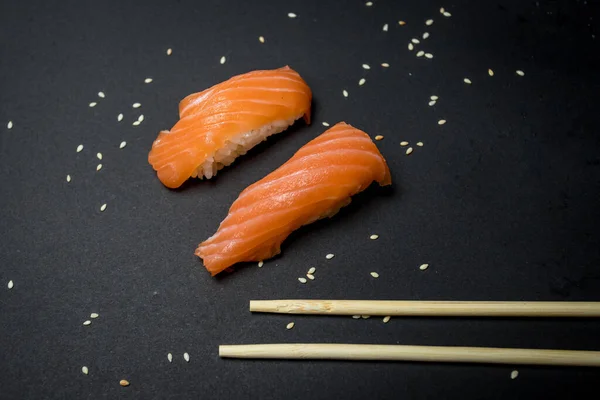 Nigiri Sushi Con Salmón Sobre Fondo Negro Imágenes de stock libres de derechos