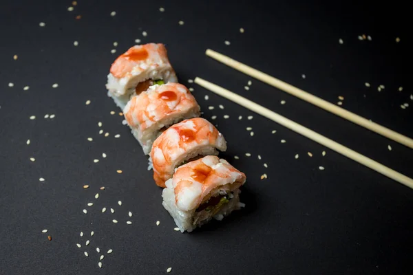 Masakan Jepang Sushi Dengan Latar Belakang Hitam Stok Gambar