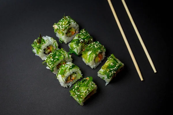 Sushi Cocina Japonesa Sobre Fondo Negro Fotos de stock