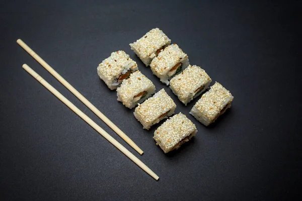 Sushi Cocina Japonesa Sobre Fondo Negro Fotos de stock