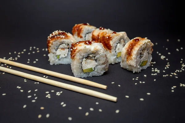 Sushi Cocina Japonesa Sobre Fondo Negro Imágenes de stock libres de derechos