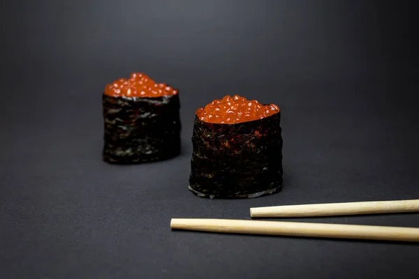 Sushi Japonais Avec Baguettes Sur Fond Noir Photo De Stock