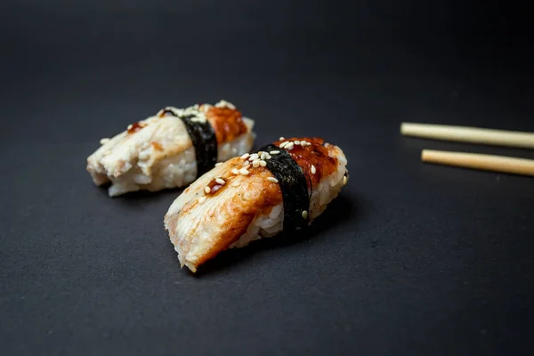Nigiri Sushi Dengan Ikan Belut Latar Belakang Hitam Stok Gambar Bebas Royalti