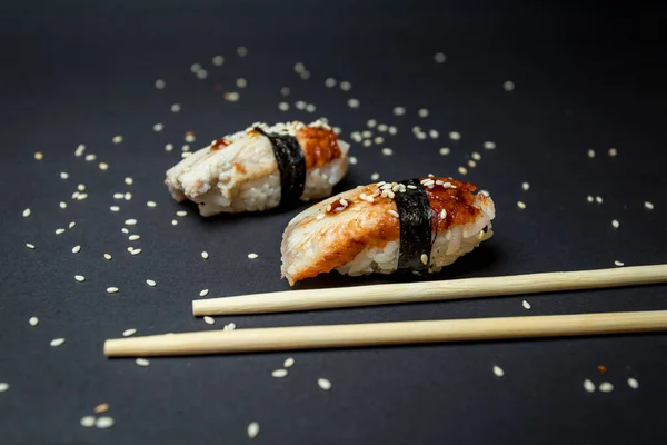 Nigiri Sushi Dengan Ikan Belut Latar Belakang Hitam Stok Gambar Bebas Royalti