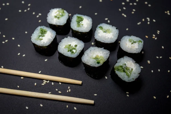 Masakan Jepang Sushi Vegetarian Dengan Latar Belakang Hitam Stok Foto Bebas Royalti