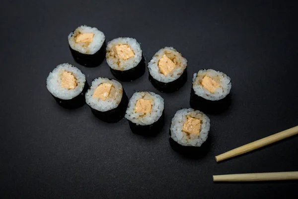 Masakan Jepang Sushi Vegetarian Dengan Latar Belakang Hitam Stok Gambar