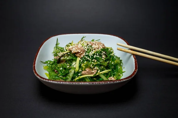 Hiyashi Wakame Salad Rumput Laut Dalam Mangkuk Dengan Latar Belakang Stok Foto Bebas Royalti