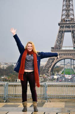 eiffel tower yakınındaki kız