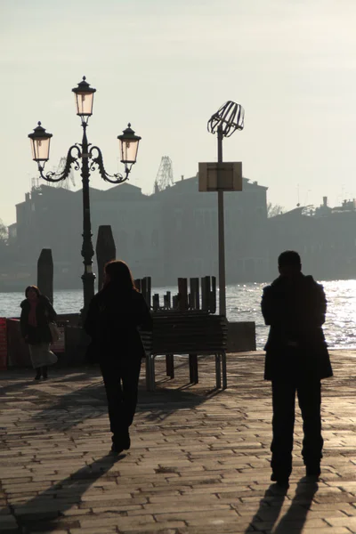 Венеция. Person in controluce sun — стоковое фото