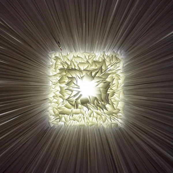 Güzel bir kumaş avizesi St. Petersburg 'da şık bir kafenin içini dekore eder.