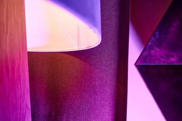 Mor iç döşeme, lamba, ahşaptan yapılmış sampa, tapılası