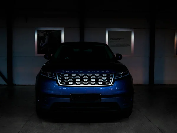 Range Rover, Velar, arabanın ön tarafındaki yırtıcı siluet.