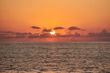 Hindistan 'da, Goa' da, bulutlu gün batımı