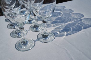 Şenlik masasını kristal tabaklarla döşemek