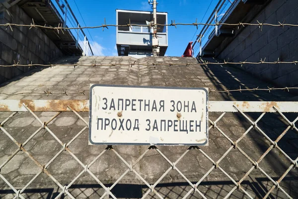 - Rusya. Yasak. Izgara yap. Dikenli tel. Çit.