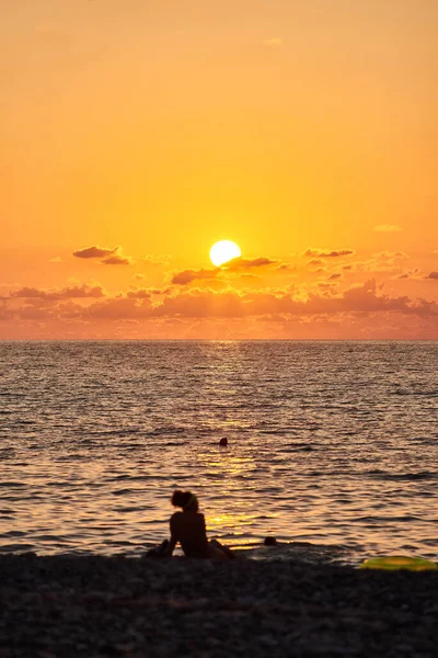 Hindistan 'da, Goa' da, bulutlu gün batımı