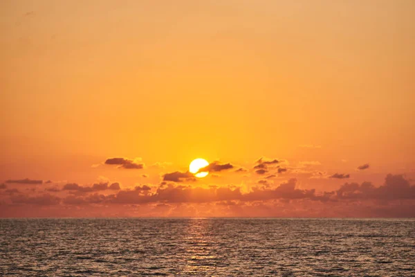 Hindistan 'da, Goa' da, bulutlu gün batımı