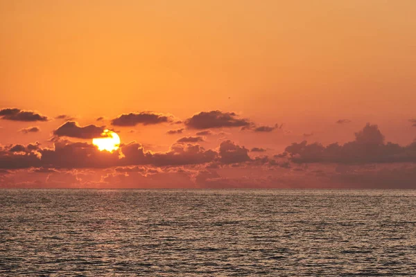 Hindistan 'da, Goa' da, bulutlu gün batımı