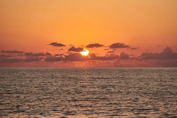 Hindistan 'da, Goa' da, bulutlu gün batımı