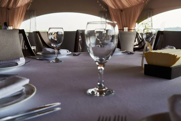 Şenlik masasını kristal tabaklarla döşemek