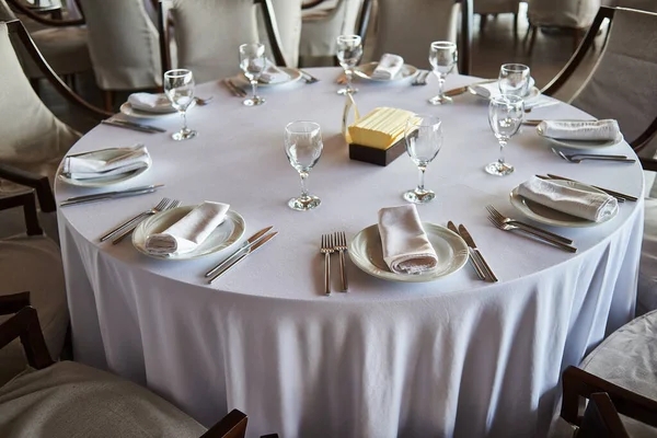 Şenlik masasını kristal tabaklarla döşemek