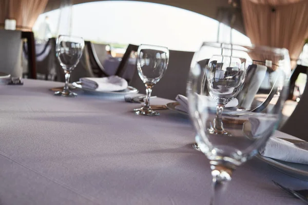 Şenlik masasını kristal tabaklarla döşemek