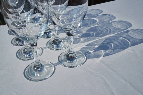 Şenlik masasını kristal tabaklarla döşemek