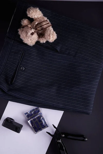 Üzerinde kamera, bıçak ve prezervatif olan bir ceket.