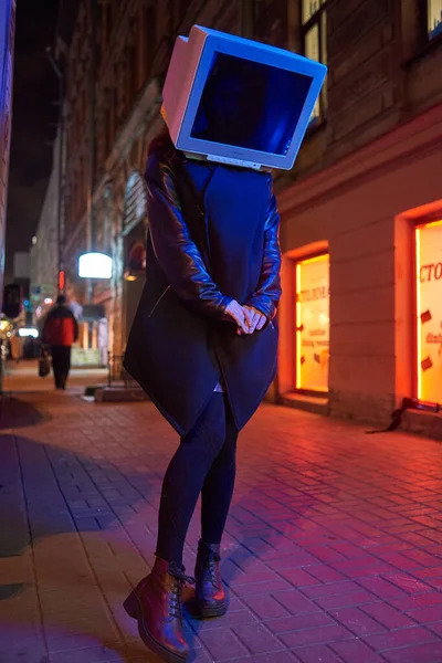 Neon lambalı bir kafa yerine monitör.