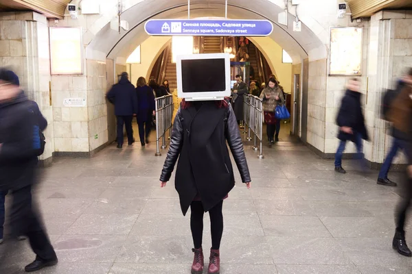 Kafa yerine monitör. Metrodan..