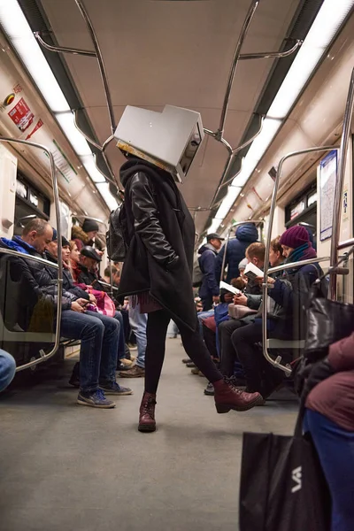 Kafa yerine monitör. Metrodan..