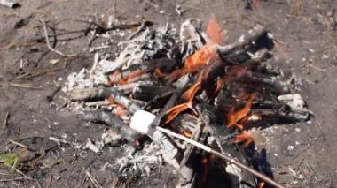 Kazıkta marşmelov pişirmek