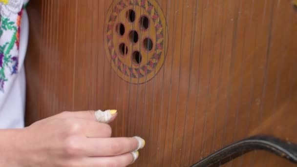 Spielt ein altes Musikinstrument Bandura — Stockvideo