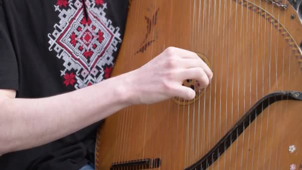Spielt ein altes Musikinstrument Bandura — Stockvideo