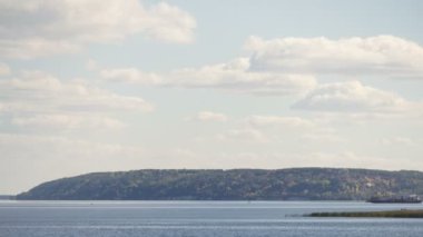 Dağ yamacında gölün zaman kayması. Ulusal parkta bulutların üzerinde gizli göl yürüyüşü. Yüksek irtifada gölün altındaki bulutlar.
