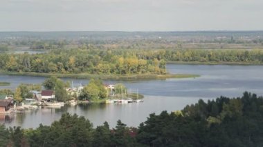 Natuna adasındaki nehrin üzerindeki zaman akıntısı, alçak gelgit sırasında.