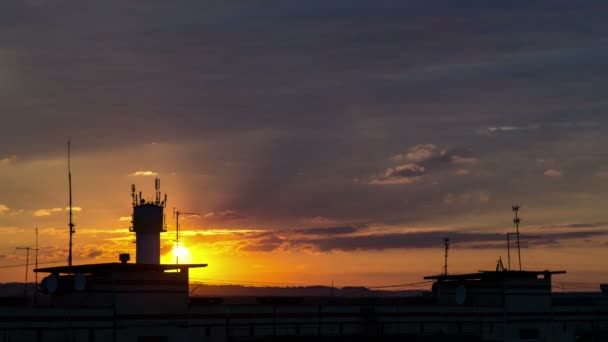 Zeitraffer-Antenne des historischen Stadtzentrums. Schöne Dachterrasse Zeitraffer-Sonnenuntergang in der europäischen Stadt — Stockvideo